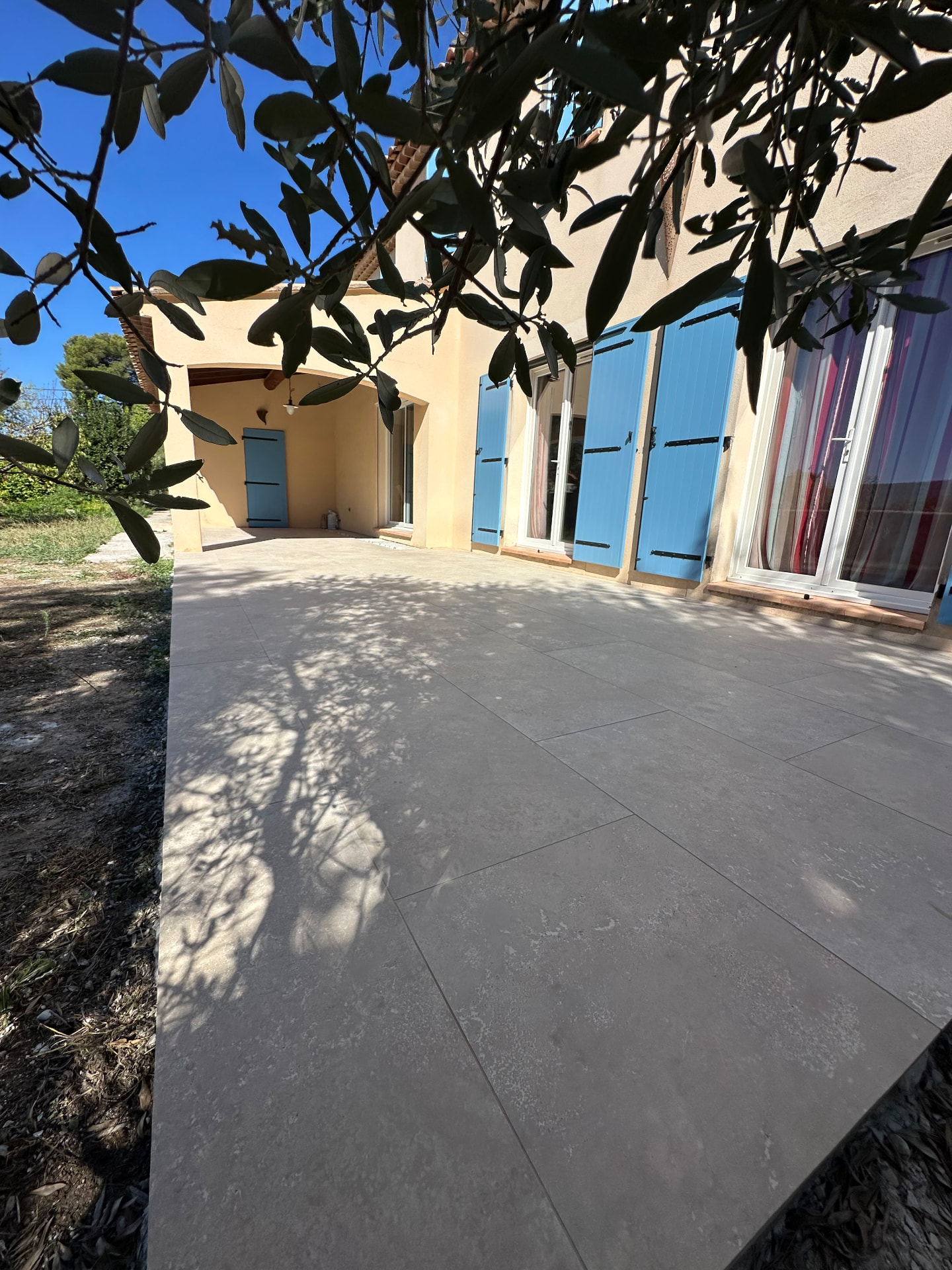 Terrasse terminée, dallage en pierre posé devant la maison