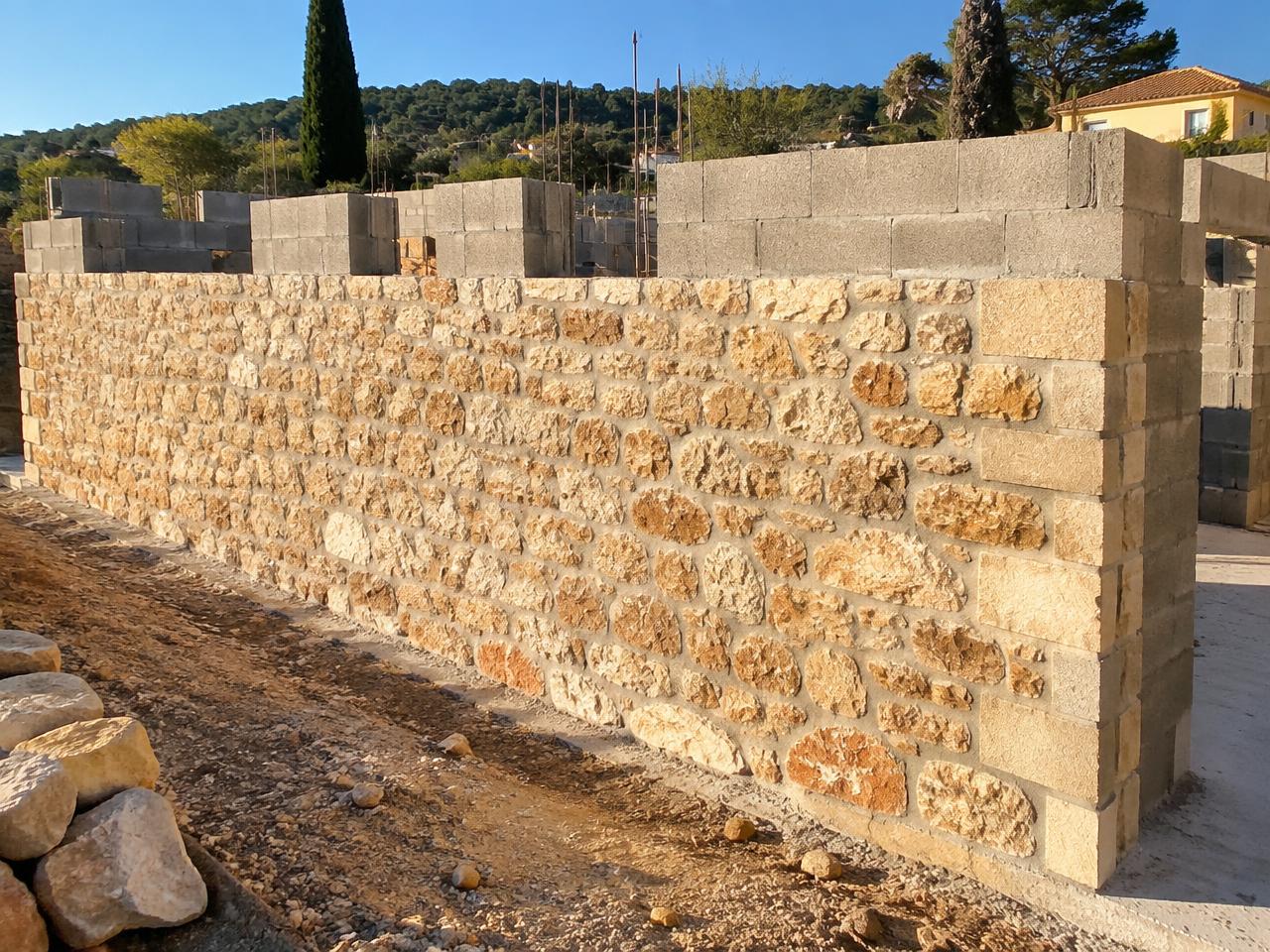 Mur en pierre maçonné sur un chantier